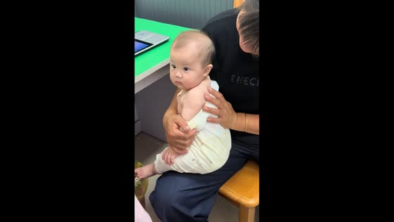 Toddler stays calm during injection in Guangdong, China