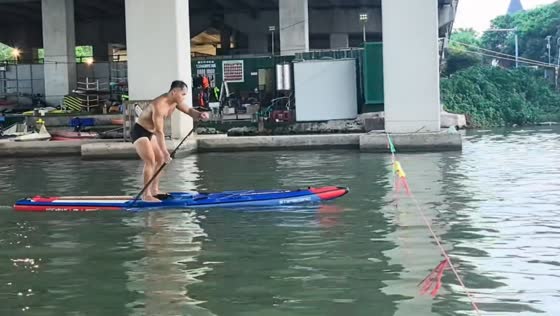 Man falls into water after losing balance on paddle board in Zhejiang, China