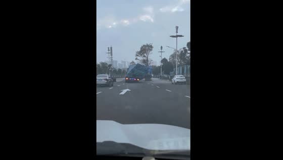 Vehicle load tilts dangerously off one side in Yunnan, China