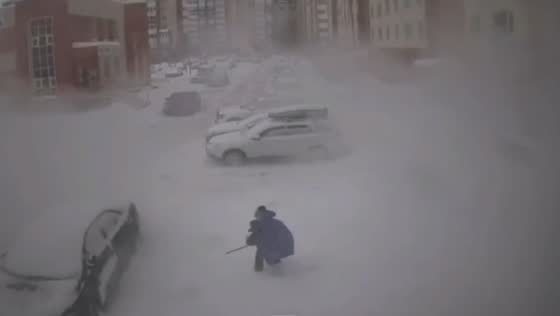 Large snow mass falls from roof near child and grandmother in Tyumen, Russia