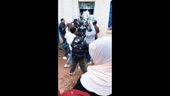 Groom faces chaotic door-blocking game at wedding in Zhejiang, China