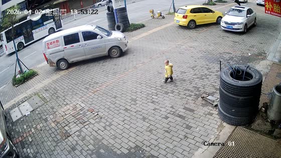 Toddler struck by moving minivan in parking area in Hunan, China
