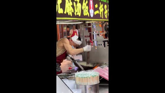 Street vendor repeatedly slams a pan while cooking in Shaanxi, China