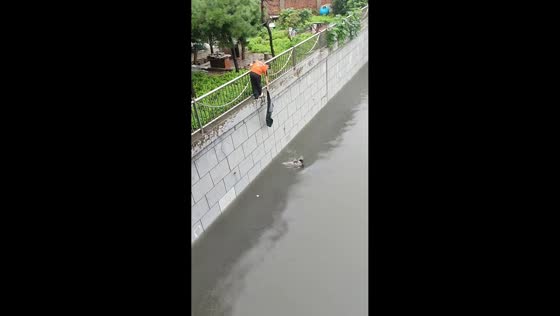 Man rescues flood victims from raging canal in Liaoning, China