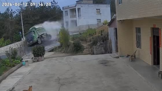 Truck overturns after losing control on downhill road in Hubei, China