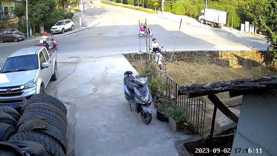 Electric bike accident in Chongqing: woman loses control, falls into ditch, promptly aided