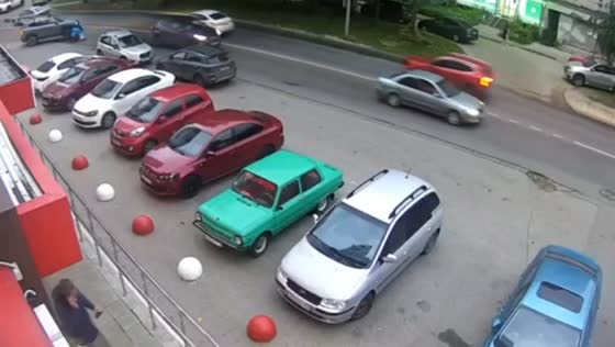 Courier on scooter struck by SUV in Nizhny Novgorod, Russia