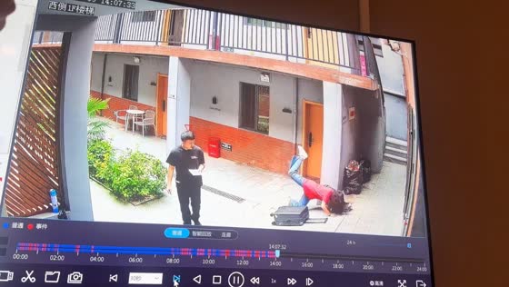 Woman slips and falls while pulling suitcase in Henan, China