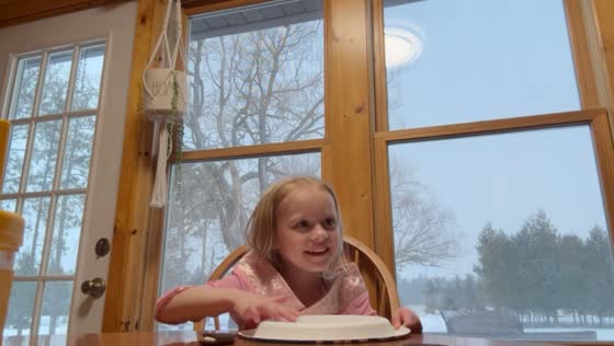 Girl’s heartwarming reaction to cookie test in Michigan, USA