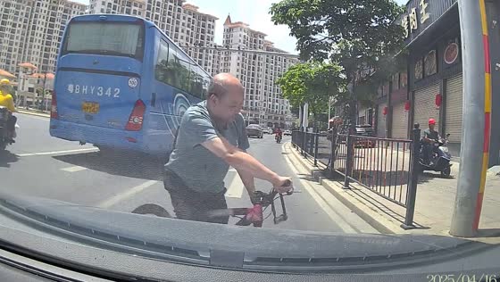 Driver hits cyclist crossing the road in Guangzhou