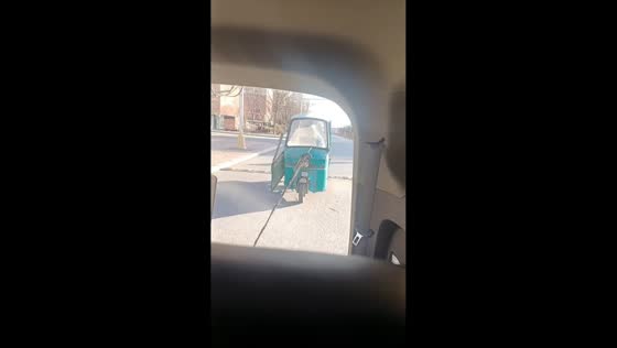Tricycle door falls off during failed towing attempt in Shandong, China