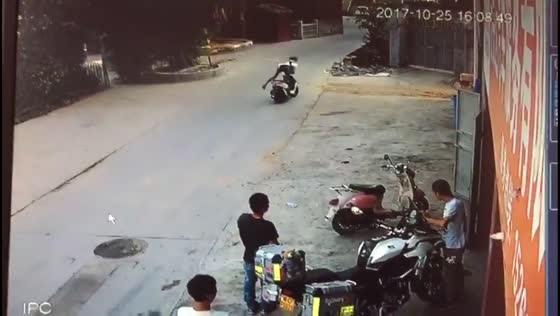 Man falls after standing on moving motorcycle in Fujian, China
