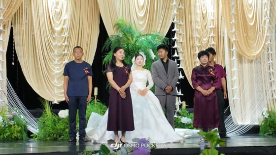 Father accidentally throws bouquet to crowd during wedding in Hebei, China