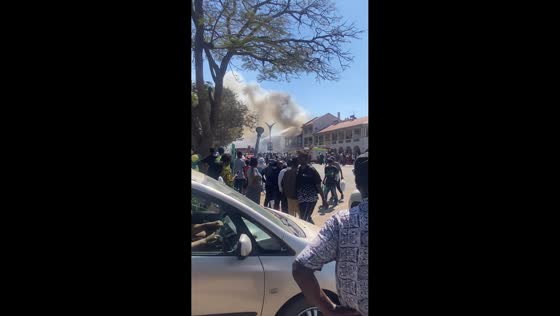 Building fire sends thick smoke over crowded street in Bulawayo, Zimbabwe