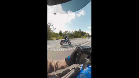 Wheelie gone wrong: collision with sign, rider bounces ack