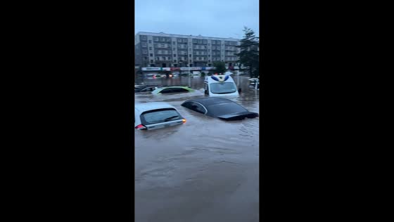 Flash flooding leaves neighborhood underwater in Jilin, China