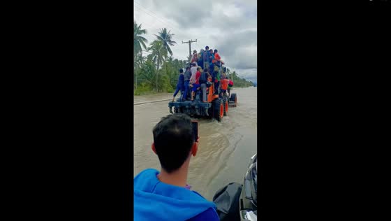 Tractor evacuation saves stranded residents from Davao City floods