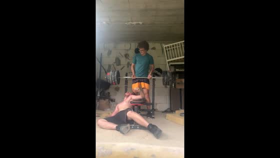 Spotter saves lifter from serious injury during weightlifting in Poland