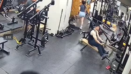 Gym-goer falls after exercise cable snaps in Fujian, China