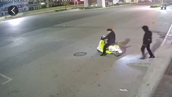 Scooter crashes into storefront door in Shandong, China