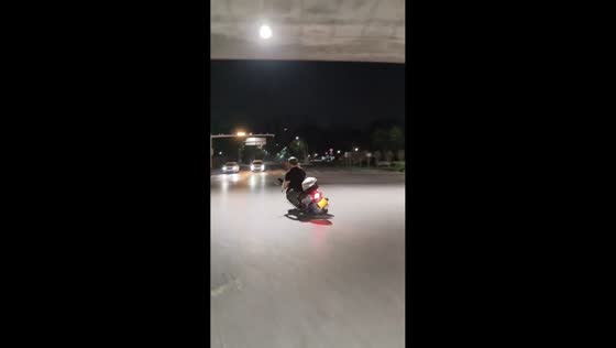 Motorcycle rider loses balance while turning at intersection in Guangdong, China