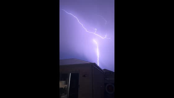 Intense thunderstorm produces spectacular lightning over Perth, Australia