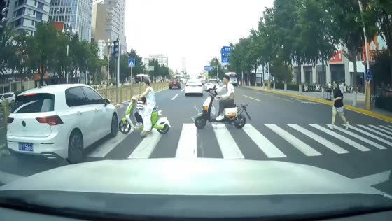 Car strikes e-scooter rider and child at pedestrian crossing in Hebei, China