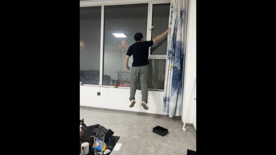 Man jumps to reach high window lock in Shanxi, China
