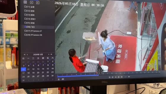 Acrylic sneeze guard collapses and shatters outside shop in Hainan, China