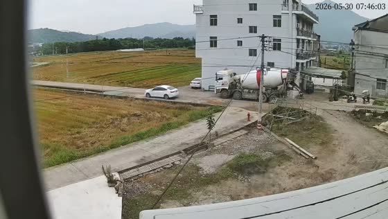 Man tumbles from mixer truck after catching overhead cable in Jiangsu, China