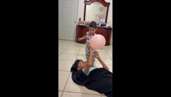 Deflating balloon startles toddler in Santiago Ixcuintla, Mexico