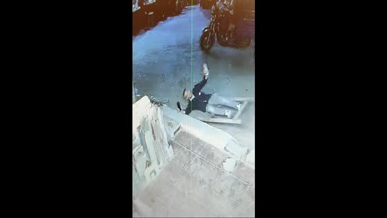 Man accidentally falls from wooden panel in Bulaq Al Dakrour, Giza, Egypt