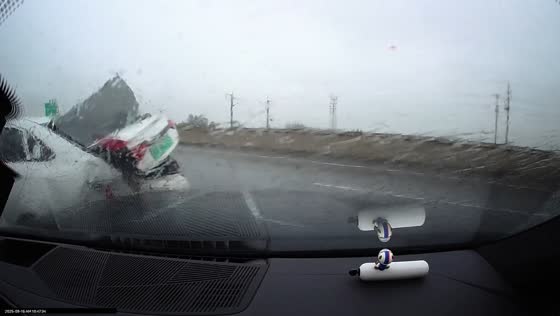 Car loses control in rain and crashes in Sichuan, China