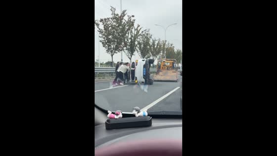 Bystanders work together to flip overturned car in Anhui, China