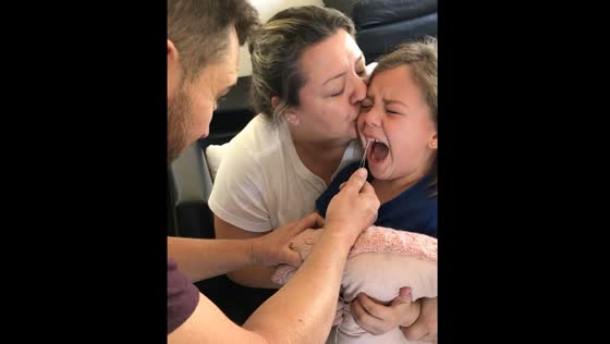 Child cries as string is tied to loose tooth in Santiago