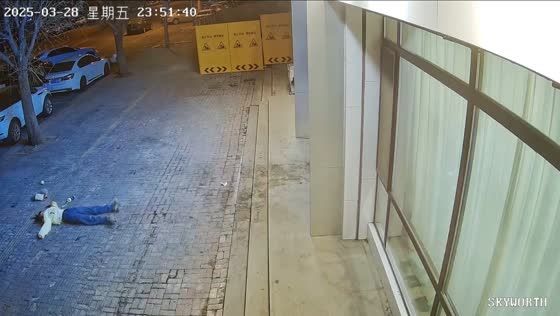 Woman trips and spills drinks before running away in Liaoning, China
