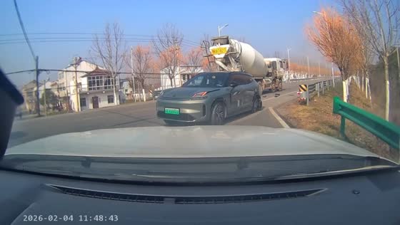 Car struck by mixer truck while attempting to pass through a crossroad in Hubei, China
