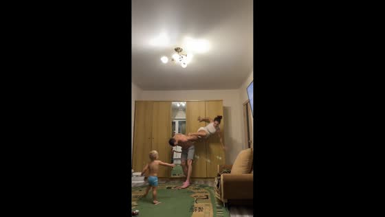Wife accidentally slips off husband’s back in Syzran, Russia