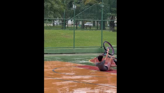 Child falls while attempting wheelie on bike in Araguaína, Brazil