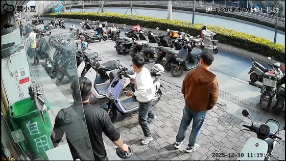 Truck collides with barrier and traffic lights in Jiangsu, China