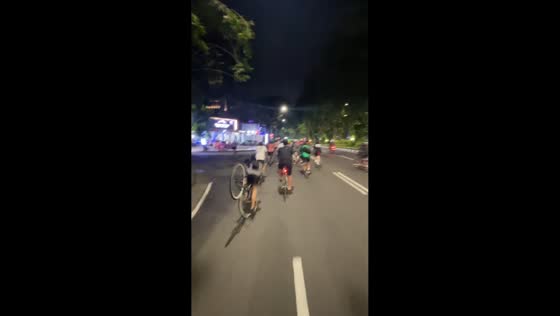 Cyclist’s sudden fall startles group ride in Surabaya, Indonesia