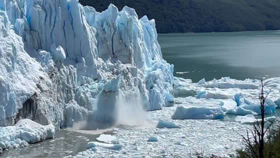 Perito Moreno Glacier: spectacular collapse caught on camera