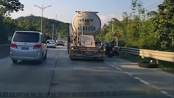 Motorcycle hit by detached wheel from moving truck in Guangdong, China