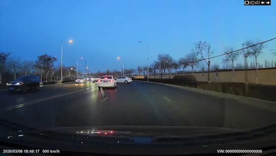 Car spins out after overtaking on highway in Inner Mongolia, China
