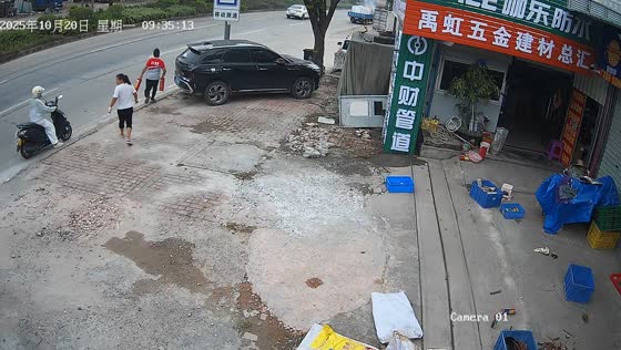 Quick-thinking store owner puts out truck fire in Guangdong, China