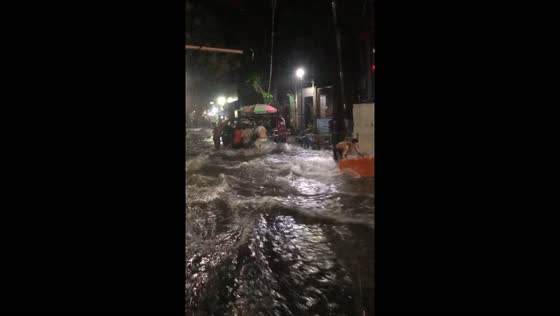 Streets flooded in Parañaque as residents rescue motorcycles and barriers