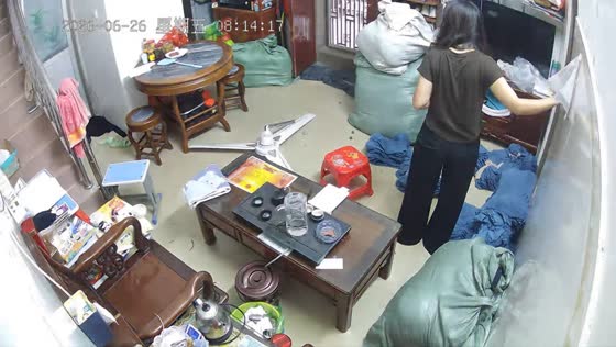 Woman narrowly avoids falling ceiling panel in Guangdong, China