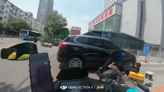 Car strikes roadside worker at intersection in Liaoning, China