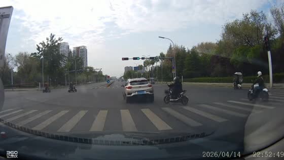 E-scooter narrowly avoids collision in red-light run near intersection in Shandong, China