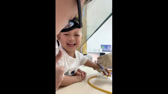 Child smiles through pain during injection in Zhejiang Province
